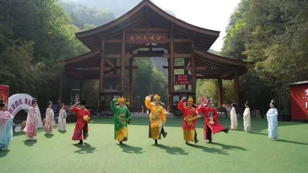 防患于未“燃”，築牢安全“防火(huǒ)牆”——天河(hé)大(dà)峽谷景區(qū)開(kāi)展2025年(nián)消防安全知(zhī)識講座培訓