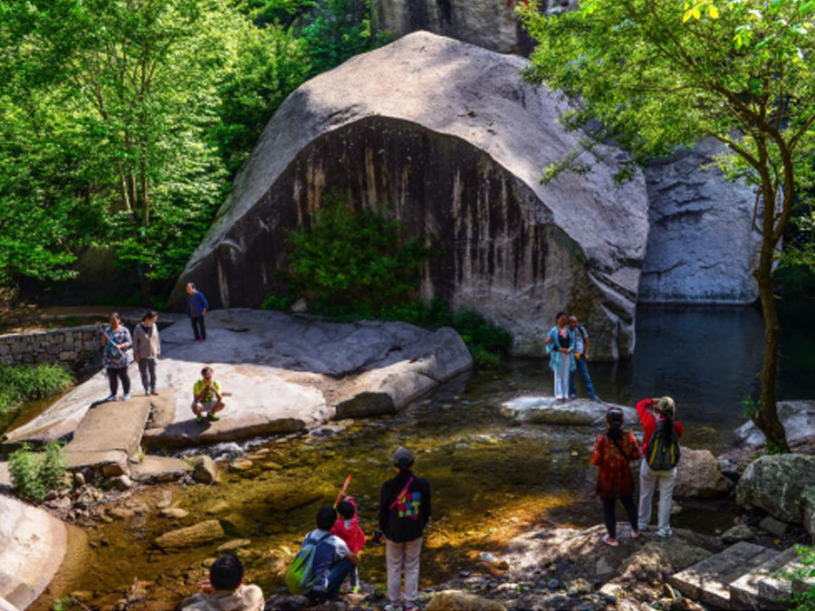 三塊巍峨壯觀的(de)巨岩，原本緊密相(xiàng)連，渾然一(yī)體(tǐ)！